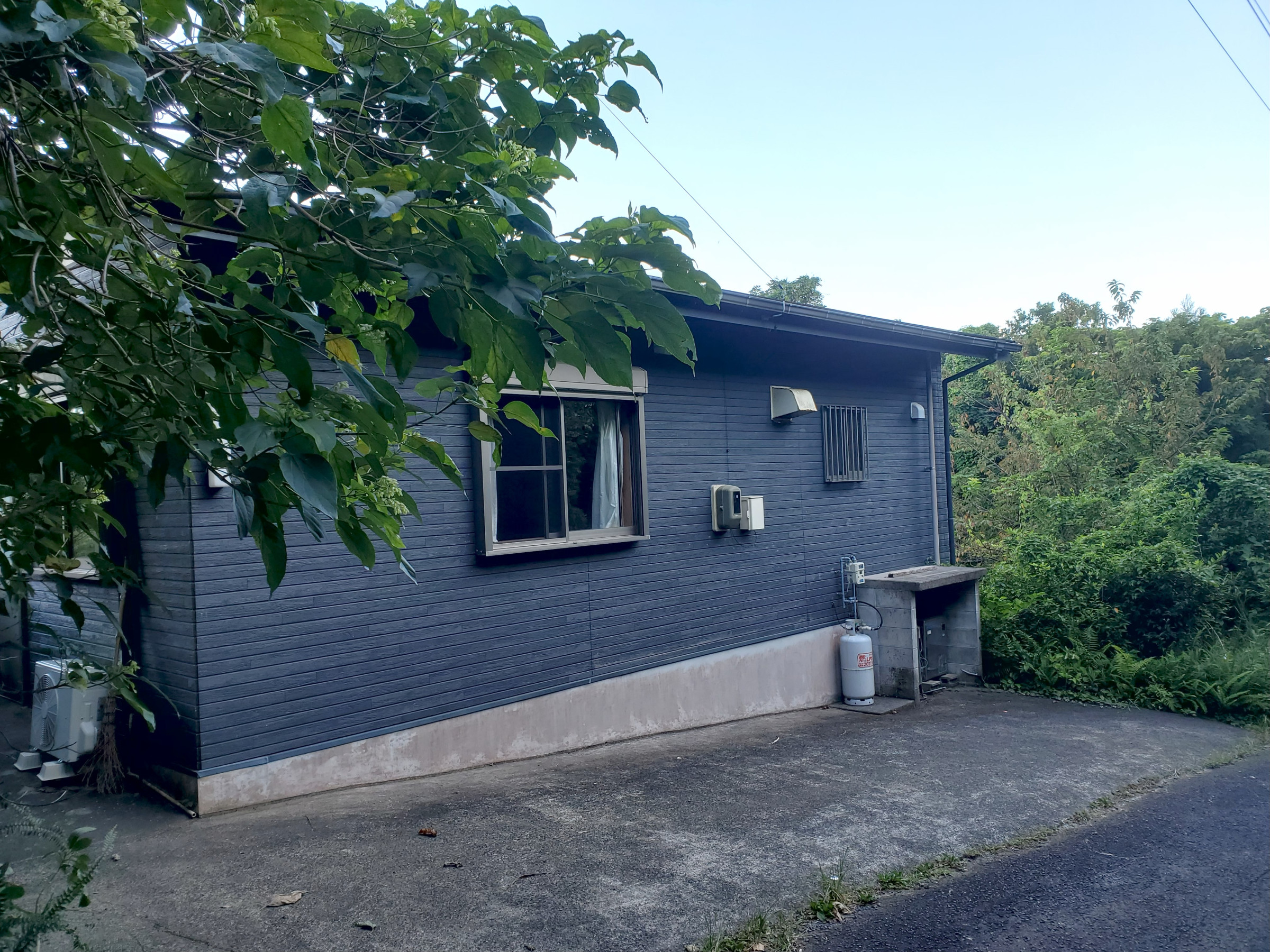 コテージのすぐ横に駐車できます。雨が多い屋久島ではとても便利