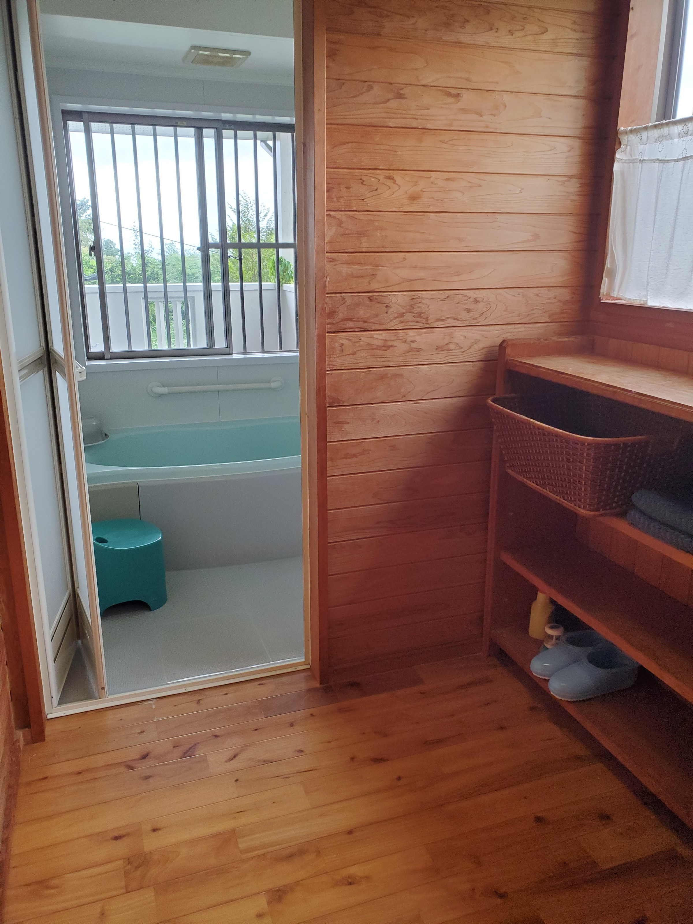 脱衣所がとても広く、お子さま連れでも快適です