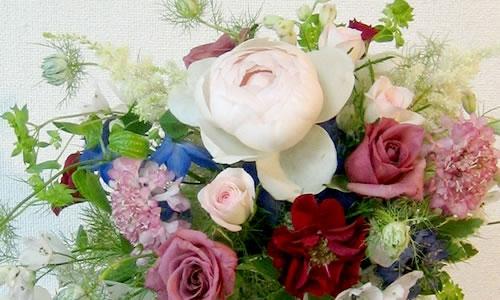花のパレットで生徒さんが制作したアレンジメントです