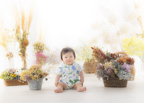 一歳のお誕生日写真（ファースト・バースデー）は、福島県会津若松市のフォトスタジオ、小林写真館にお任せください。