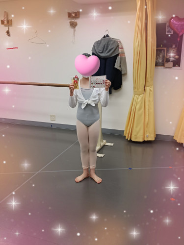 J2　出席カードがいっぱいになったご褒美のクマのマドレーヌと一緒に