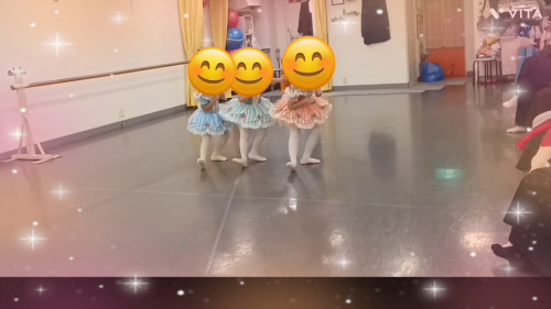 幼児クラス　お衣装を着けてのレッスンより　『ねこのワルツ』