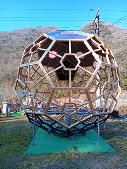 木造サッカーボール型ドーム作成中