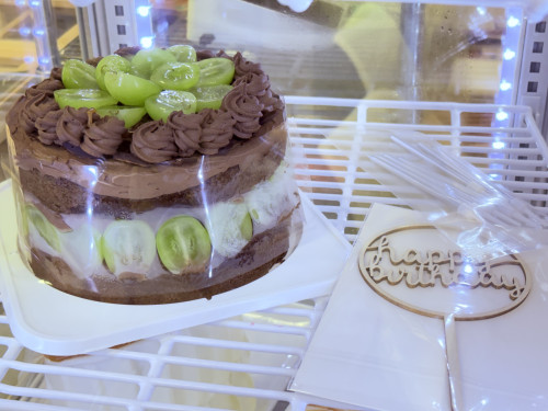 5号サイズのシャインマスカットチョコレートケーキ🎵