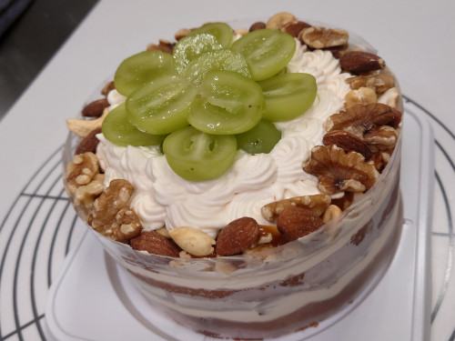 キャラメルクリームのお誕生日ナッツケーキ