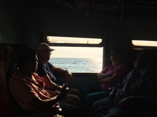 汽車の車窓から　インド洋に落ちる夕陽　