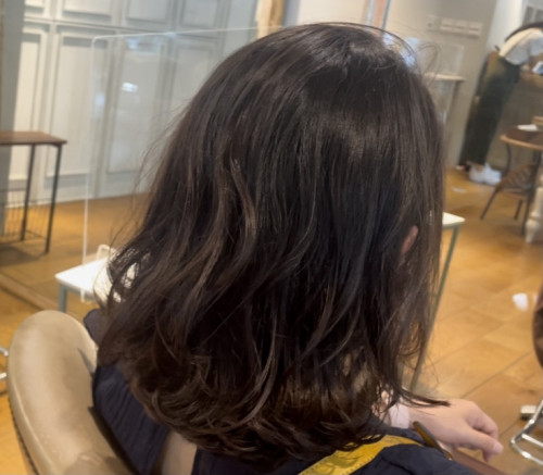 溫柔感更明顯的中長髮造型📣