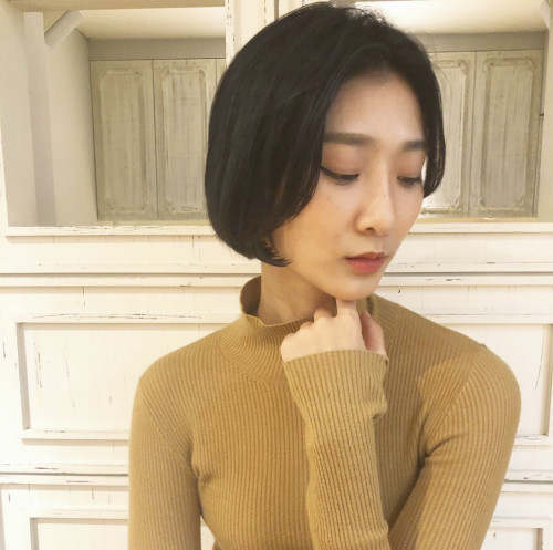 簡單俐落的短髮就很有造型啦~