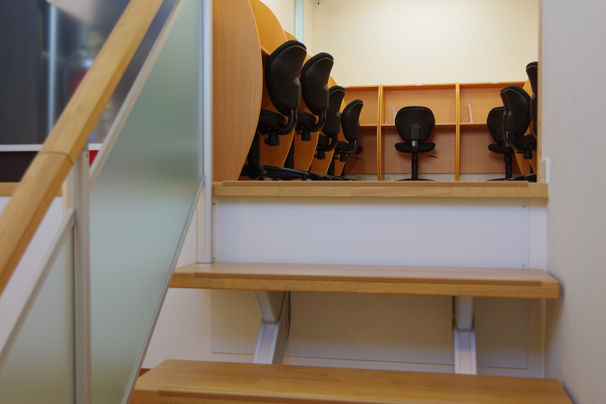 階段から2階の自習室を撮影