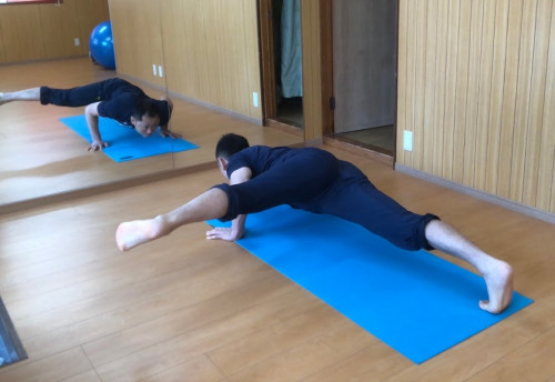 L字開脚のポージングエクササイズ