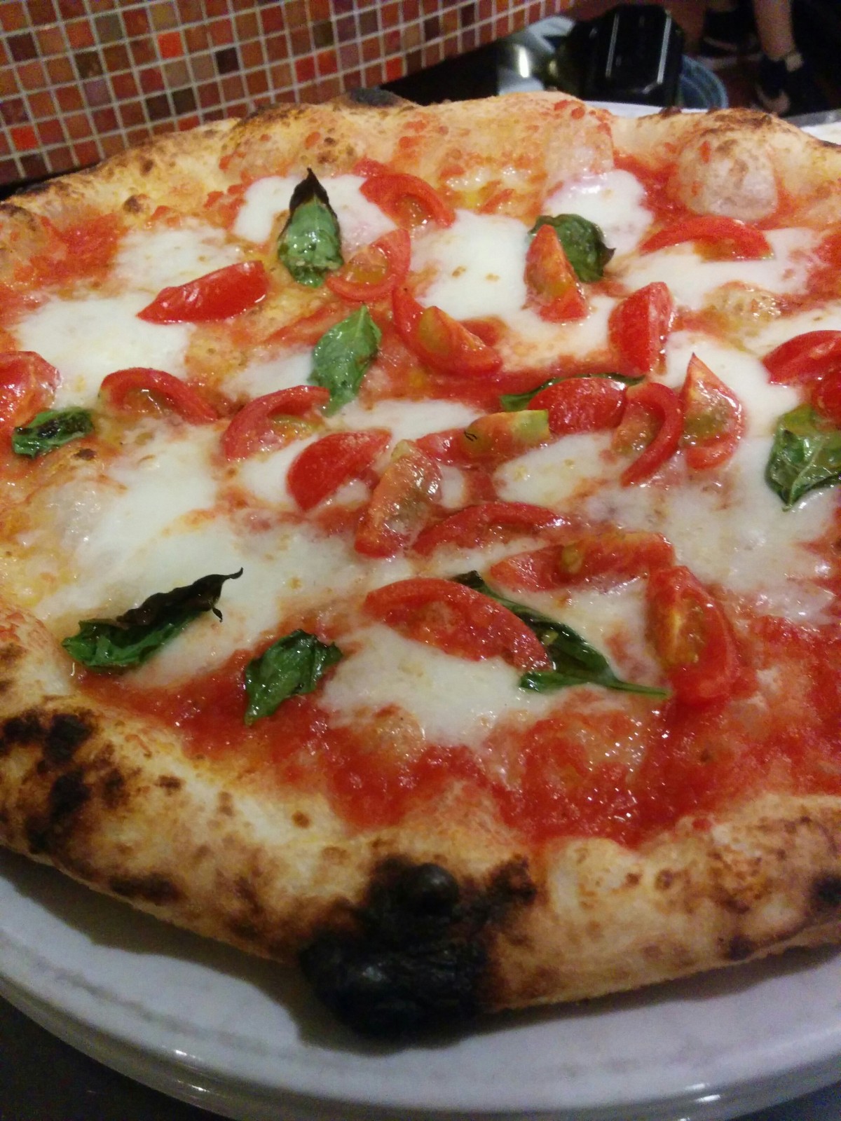 マルゲリータにミニトマトのせ。ピザ丸と名付けてます。
