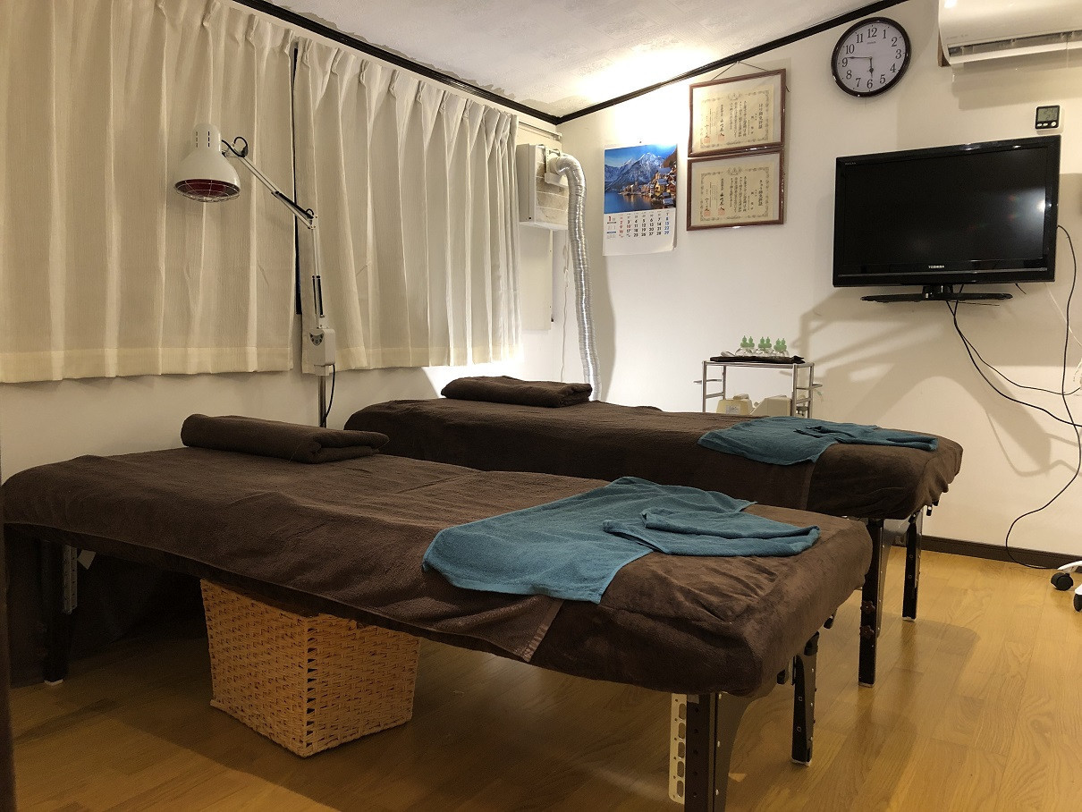 院内のベッドは２つ設置しております。カップルやご夫婦での同時施術も可能です。