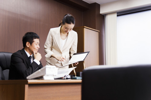 ■<6月コラム>秘書の服装は決まっているの?髪型やアクセサリーはどうすればいいの?