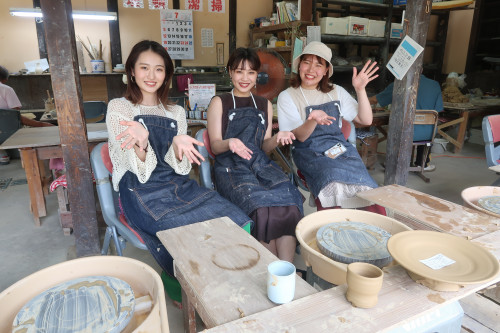 今日も、女子大生がロクロ体験に。