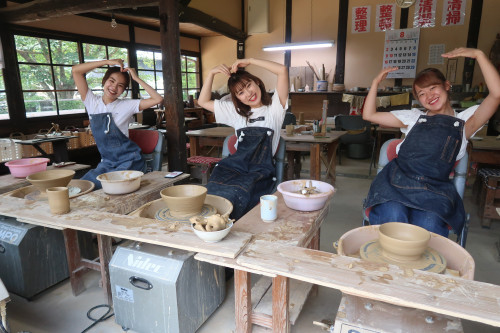 笑顔が素敵な女学生3人組