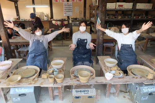 仲良し3人組の若き女性、来館ありがとう