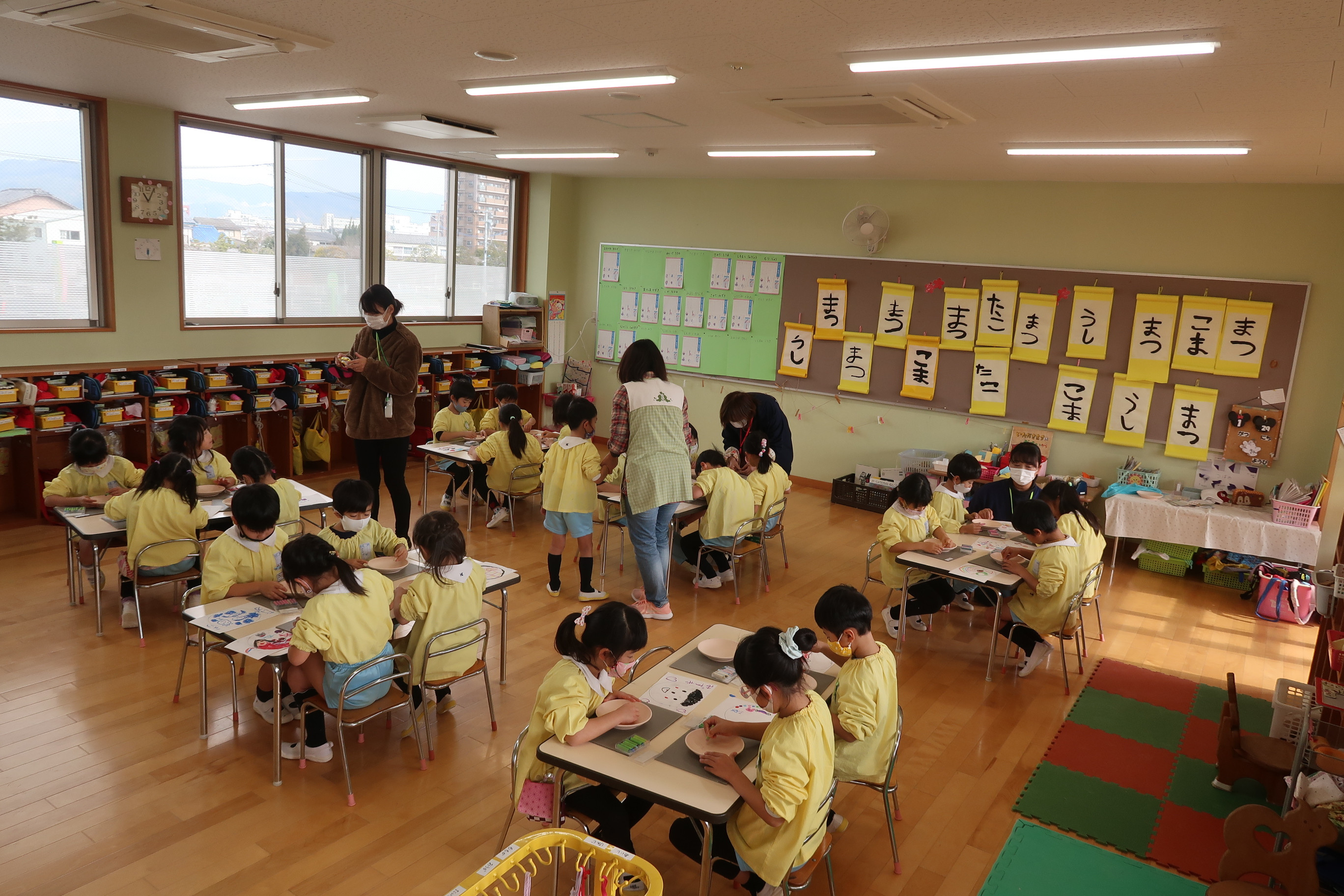 鍋島幼稚園へ出張・絵付体験