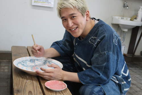 世界的アーティスト 磯村 暖さんとセリーナー・サッタポンさんが当館で作品活動