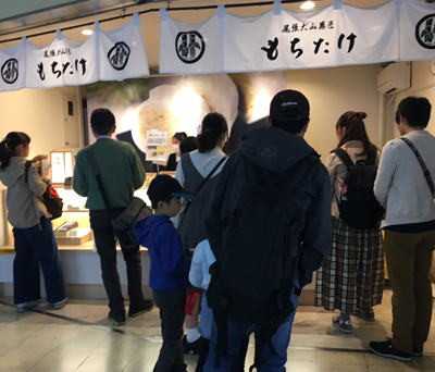 犬山駅店では,乗継ぎの際に買い物が可能です