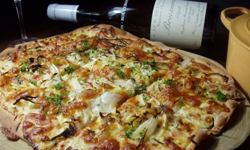フランス北東部アルザス地方の名物料理、ピザのような平らなタルト「タルトフランベ」