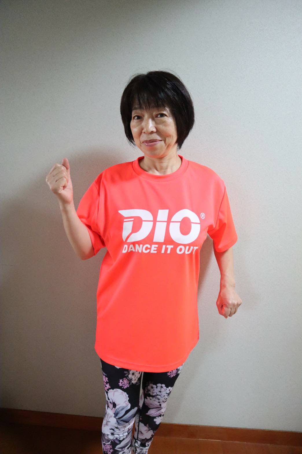 DIOドライフィットTシャツ ホワイトロゴ/蛍光オレンジ