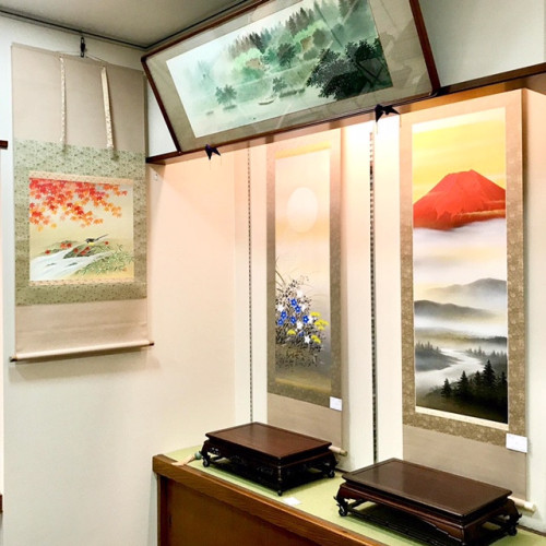 秋物の掛軸に展示替えしました