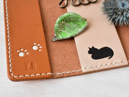 猫のシルエットと肉球模様の革製キーケース.jpg