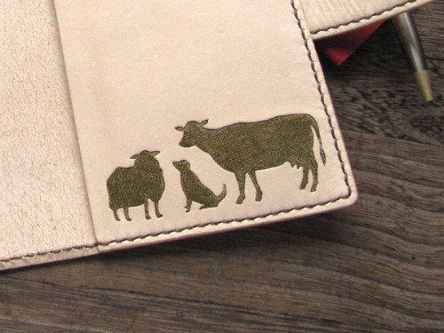 羊と犬と牛のシルエットの革製パスポートケース