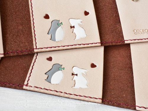 ペンギンとウサギシルエットの革製ペアキーケース