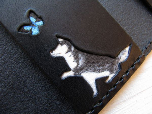 ハスキー犬と蝶々モチーフの革製キーケース