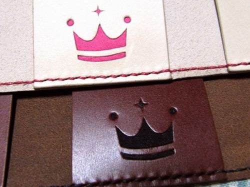 王冠のシルエットの革製ペアキーケース