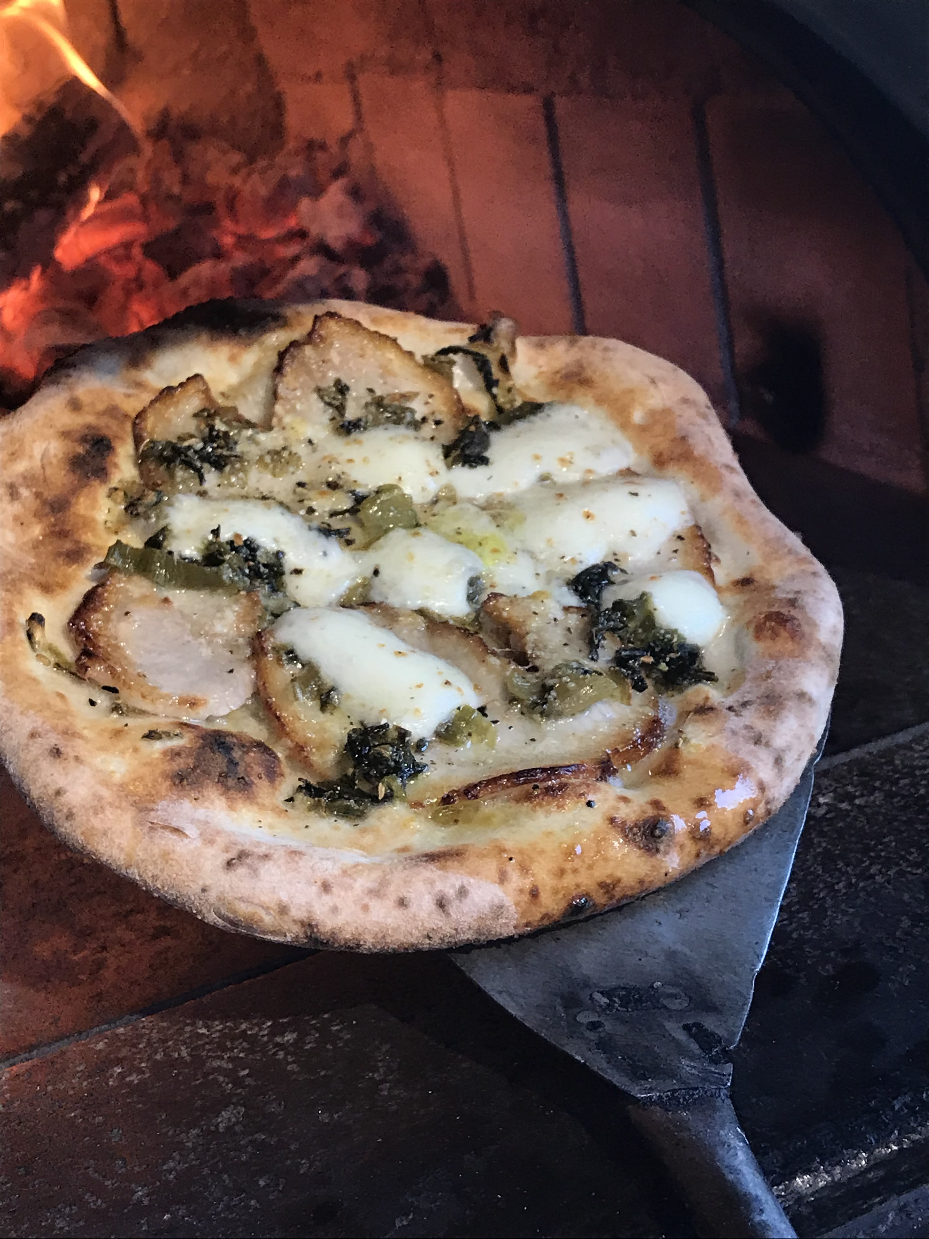 窯焼ローストポークと高菜のピザ