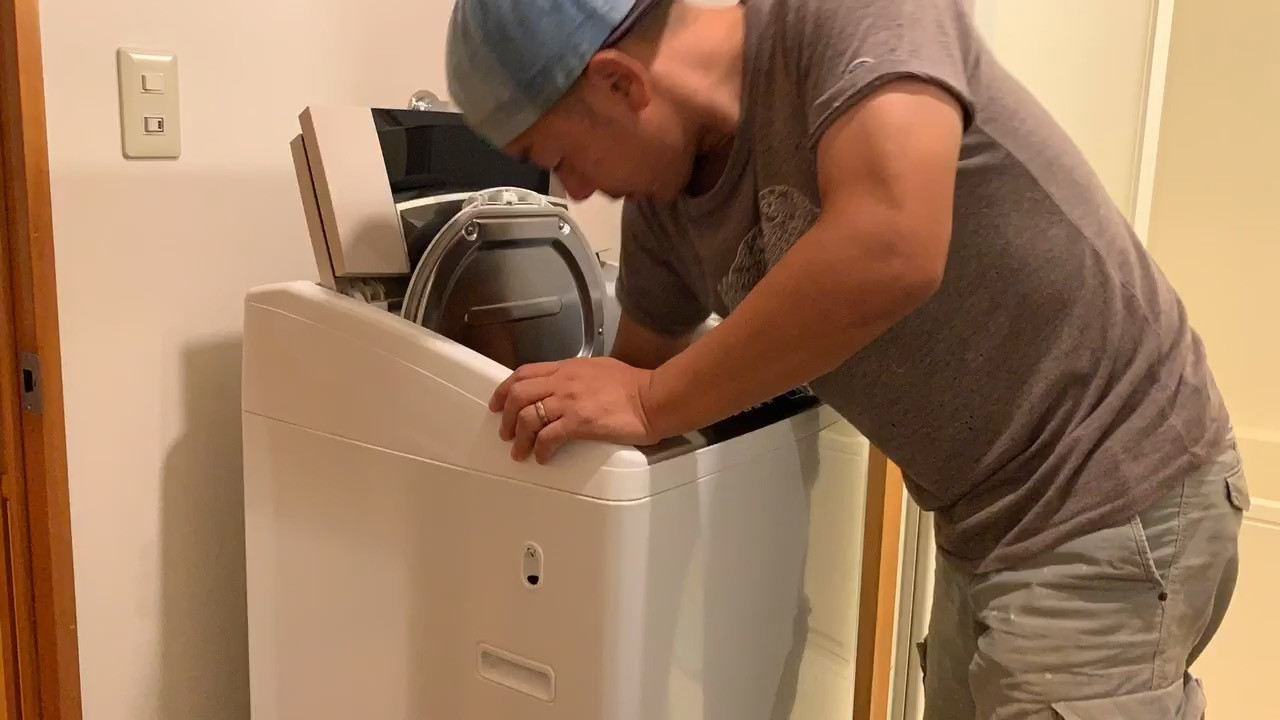 洗濯機の分解を丁寧に行います！