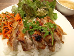 2月21日（金）ランチ「鶏のピリ辛焼き」自家製ハーブたれが決め手☆