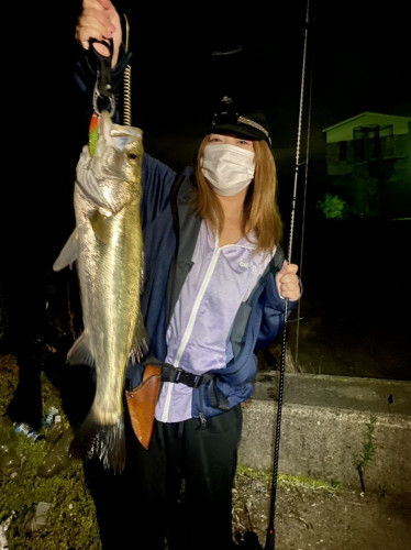 釣りガール!尺八ミノーで初シーバス♫
