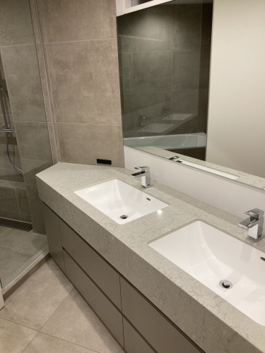 ダブルボウルで広々カウンター下収納もたっぷり