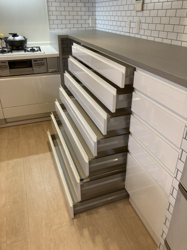 完全に引き出せるフルスライドレールとソフトクローズ仕様だから出し入れスムーズ