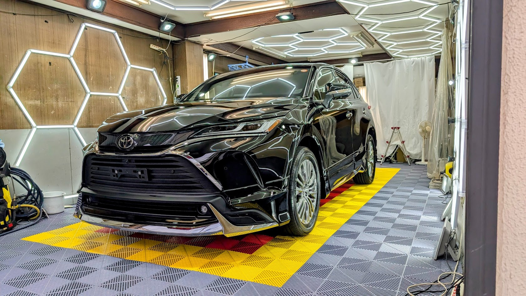 トヨタ・ハリアー(新車コース) リアルガラスコートclassM、プライムビュー全面、ホイールコート 東京都板橋区からお越しいただきました
