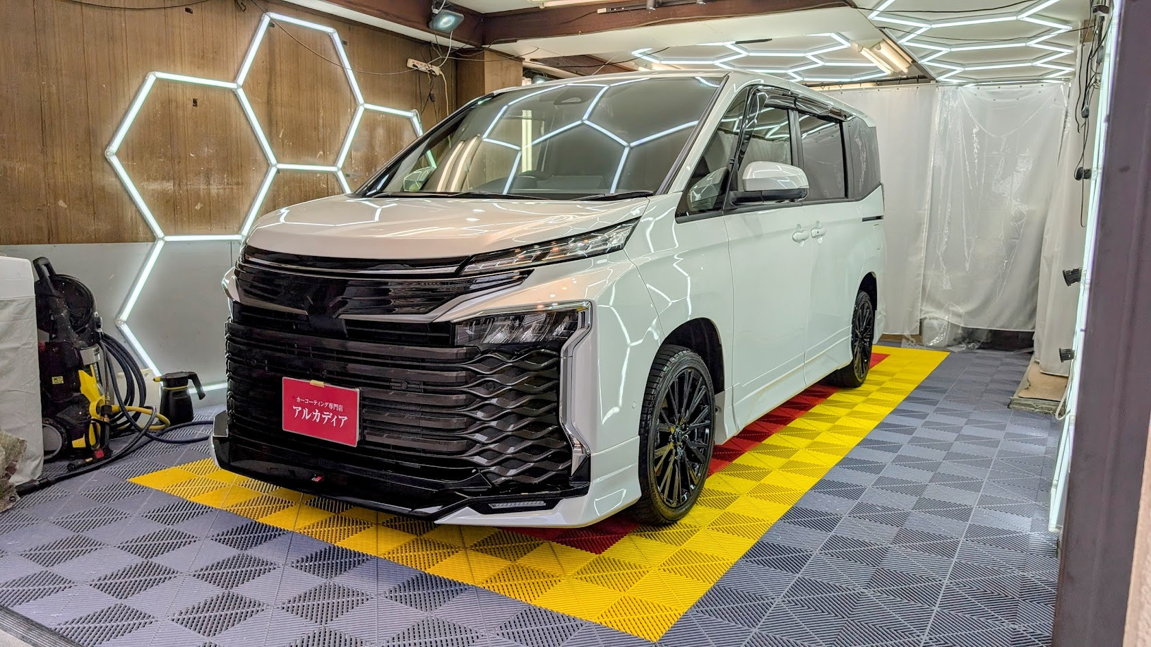 トヨタ・ヴォクシー(新車コース) G’ZOXガードグレイズ、プライムビュー全面、ホイールコート 東京都板橋区からお越しいただきました