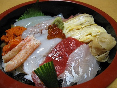 新鮮地魚と、当店自慢の玉子焼き入り『海鮮ちらし寿司』