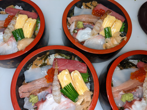 海鮮ちらし寿司　1300円（税別）