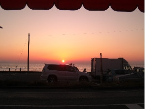 広大な日本海に沈む夕日