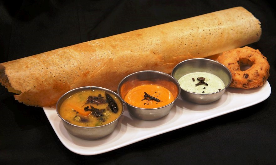 南インド料理といえば『マサラ・ドーサ』 ポテトのスパイス炒めを巻き込んだ大きなクレープとサンバル