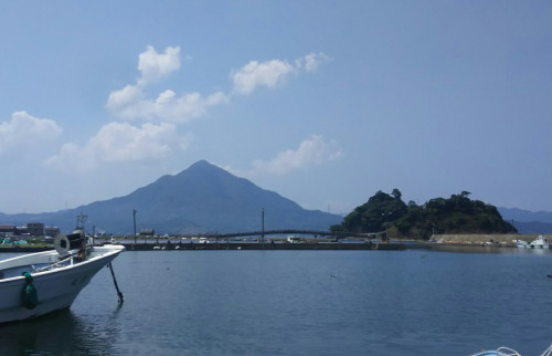 目の前は、青葉山（若狭富士)と漁港