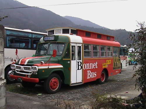 定期観光で活躍中のボンネットバス「ポニー丸」