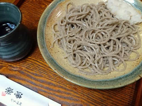 福井大野の在来種を玄蕎麦で取り寄せ、石臼手挽きにて粉を作ります。蕎麦の味、香り食感を大事にしております。お出しできる数に限りがあります。休みも多くご迷惑おかけしますがご容赦くださいませ。