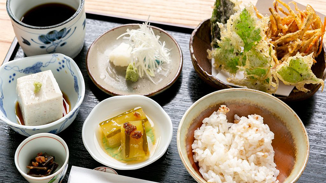 「浄楽」人気NO.1蕎麦ランチ！そば豆腐、サクサクかき揚げ天ぷら付き、手挽蕎麦、そば飯、他小鉢。