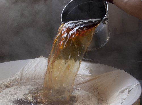 かまどにかけた大鍋から削り節の香りが立ち上る工場で、今日も私たちは、皆さまの食卓に笑顔が集うことを願いながら、プロだしづくりに励んでいます。