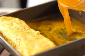 溶き卵に加えるだけ。カンタンにおいしく、だし巻卵が完成です。