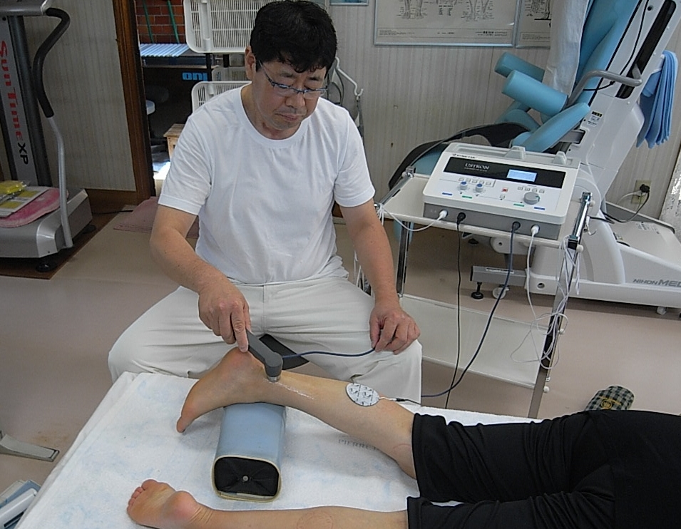 怪我の早期回復する為の施術を施行中